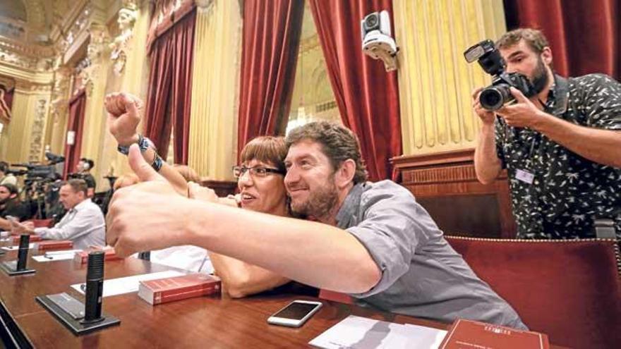 Laura Camargo y Alberto Jarabo, festejando su estreno como diputados en el Parlament autonómico.