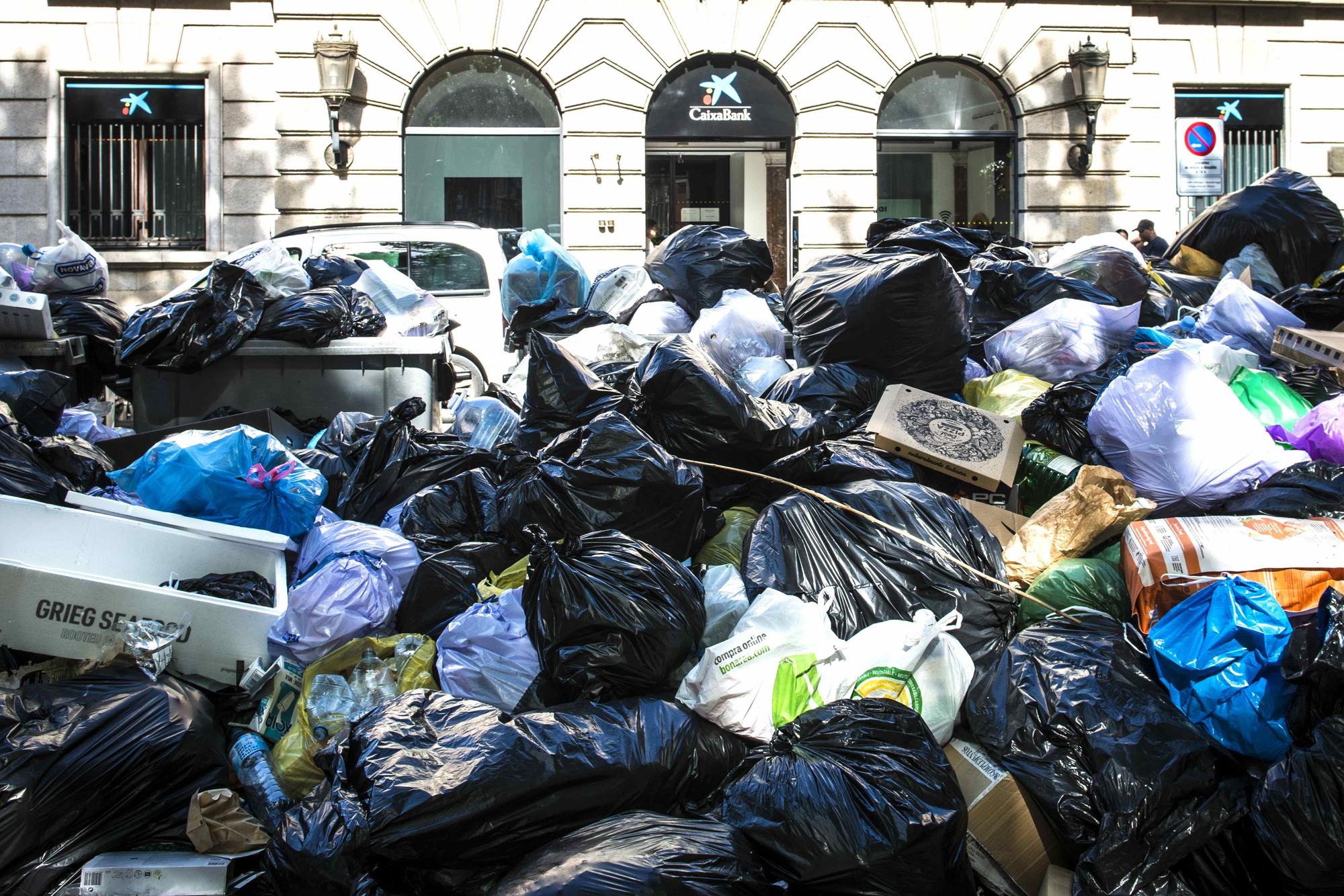 Estat dels carrers de Figueres per la vaga d'escombraries