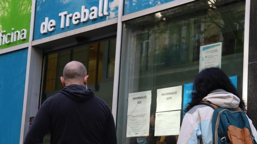 Dues persones esperant per entrar a l&#039;Oficina de Treball de Barcelona