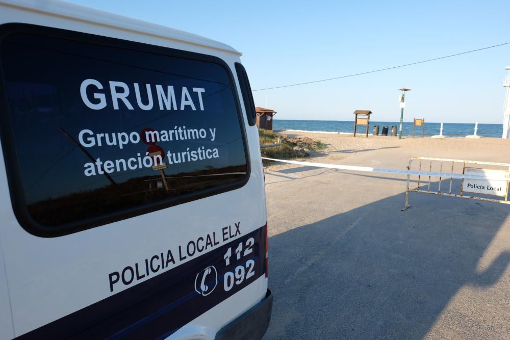 Los agentes ha desalojado las playas de Elche en la Noche de San Juan.