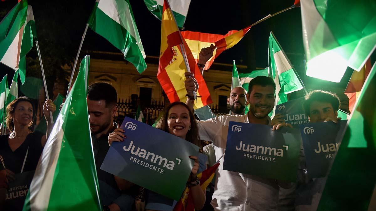 Los partidarios del candidato del Partido Popular (PP) para las elecciones regionales andaluzas, Juanma Moreno, celebran una victoria aplastante en una elección regional en Andalucía