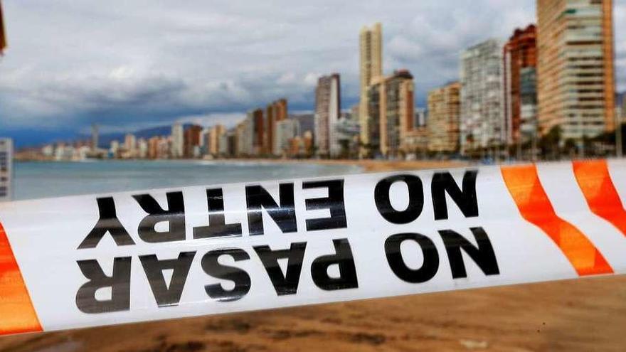 Una playa de Benidorm, con un cartel de prohibido el paso. // Efe