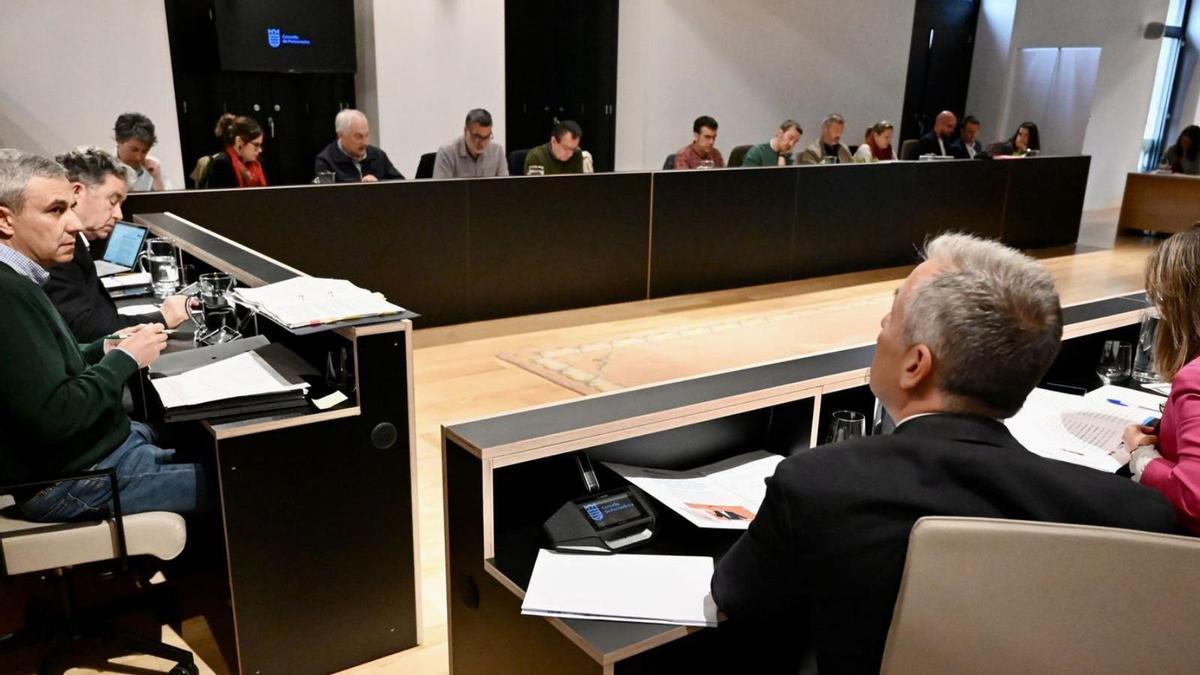 El popular Rafa Domínguez (espaldas) interpela a la bancada del BNG y del PSOE.