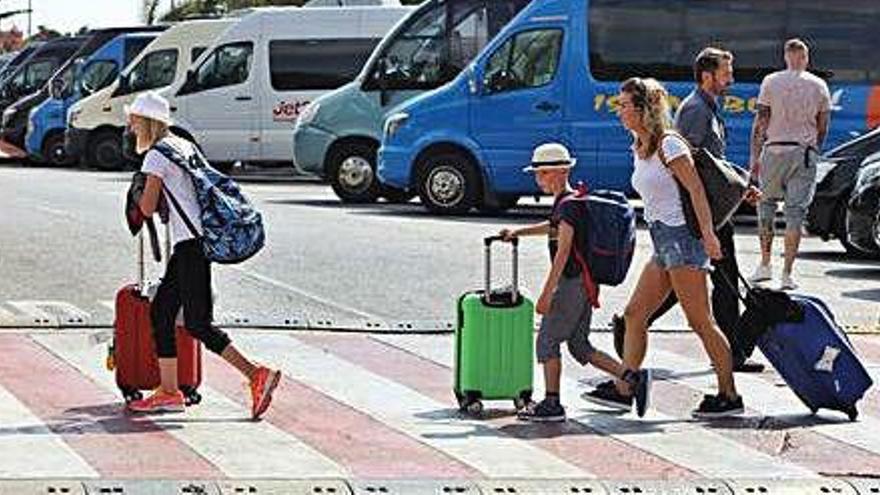 Turistas en el aeropuerto de Ibiza.