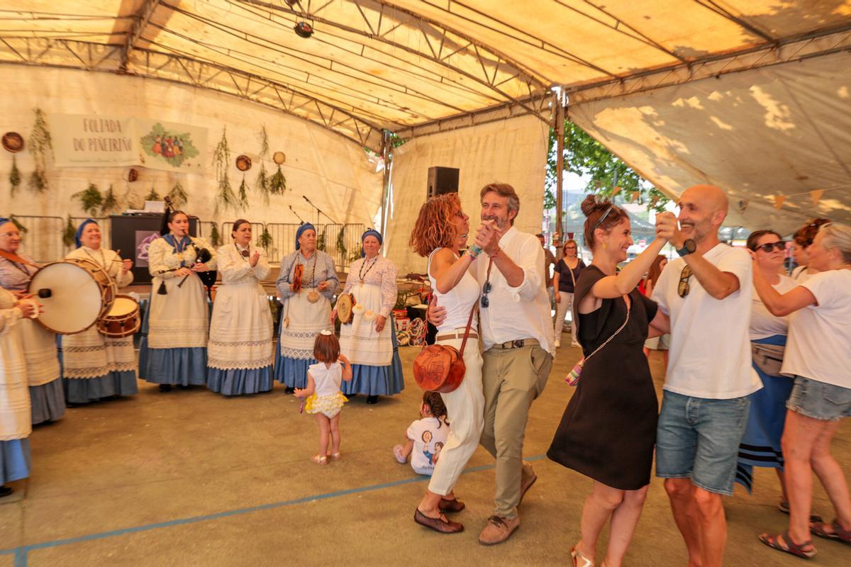 O alcalde e os concelleiros botaron uns bailes no Piñeiriño.