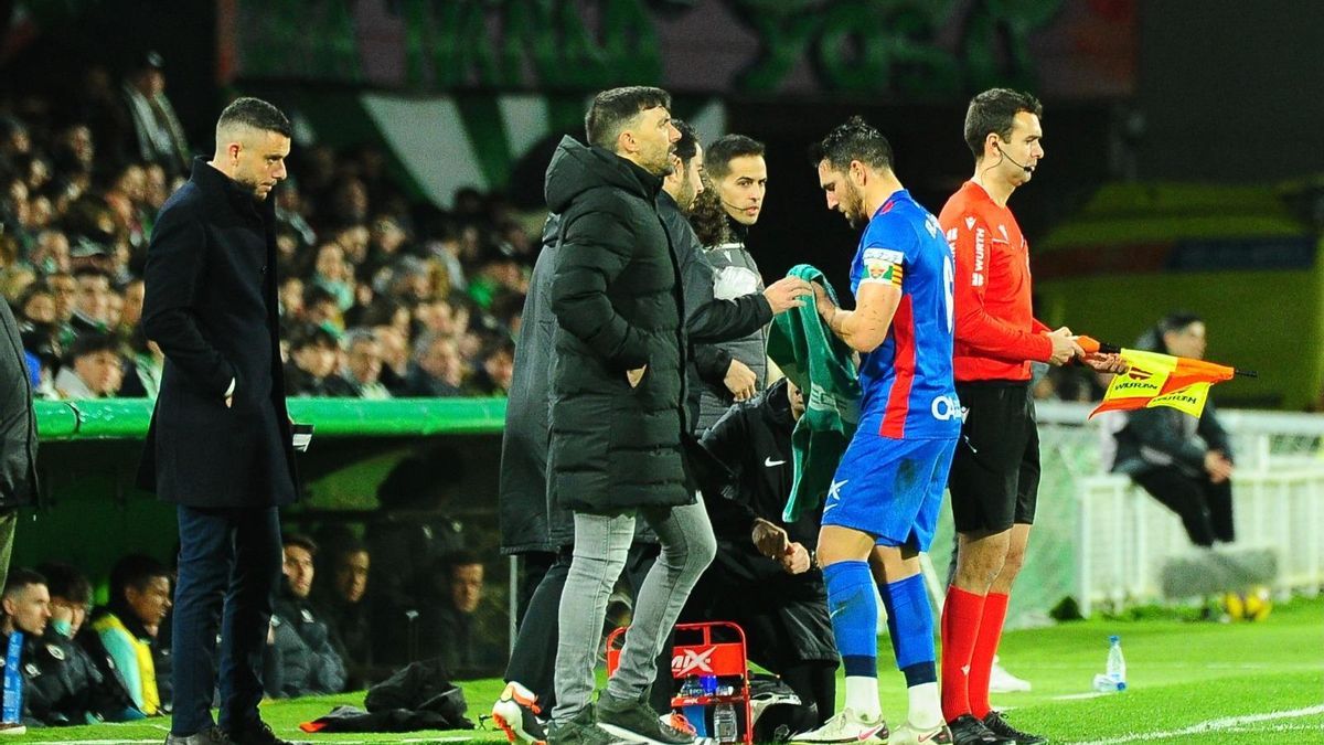 Eder Sarabia observa el partido de El Sardinero mientras Bigas es atendido tras un choque en la primera parte.