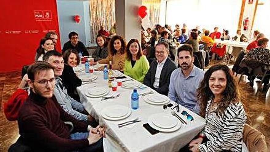 El conseller de Turismo, Iago Negueruela, en la cabecera de la mesa, también estuvo en Sant Antoni.