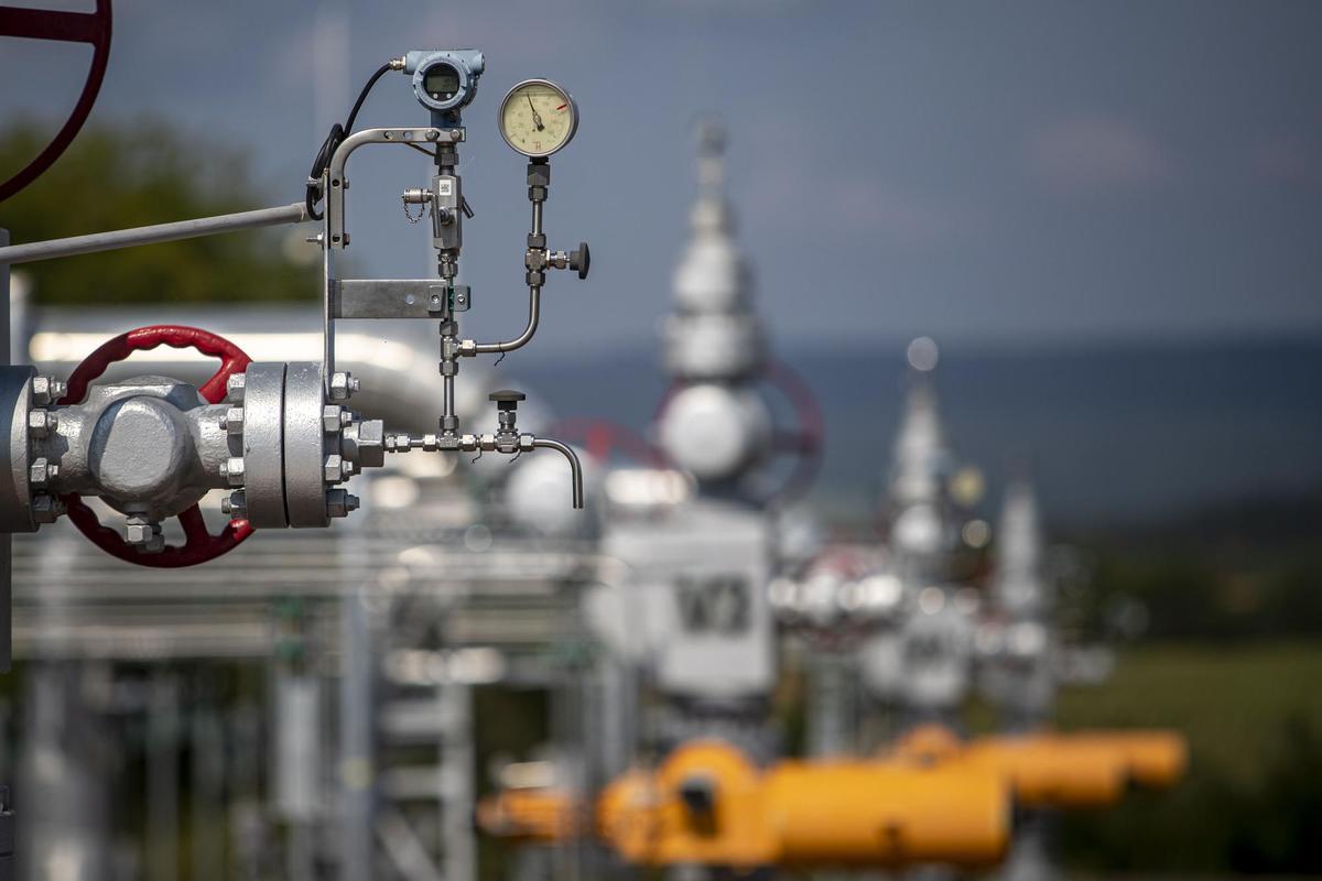 Haje U Pribrami (Czech Republic), 15/08/2022.- A gauge sits on outdoor pipework at the underground gas storage facility operated by RWE Gas Storage CZ near Haje u Pribrami, Czech Republic, 15 August 2022. The voluntary commitment by EU member states from the summer 2022 to reduce gas consumption by 15% means that the Czech Republic will have to save about a billion cubic meters at the national level. (República Checa) EFE/EPA/MARTIN DIVISEK