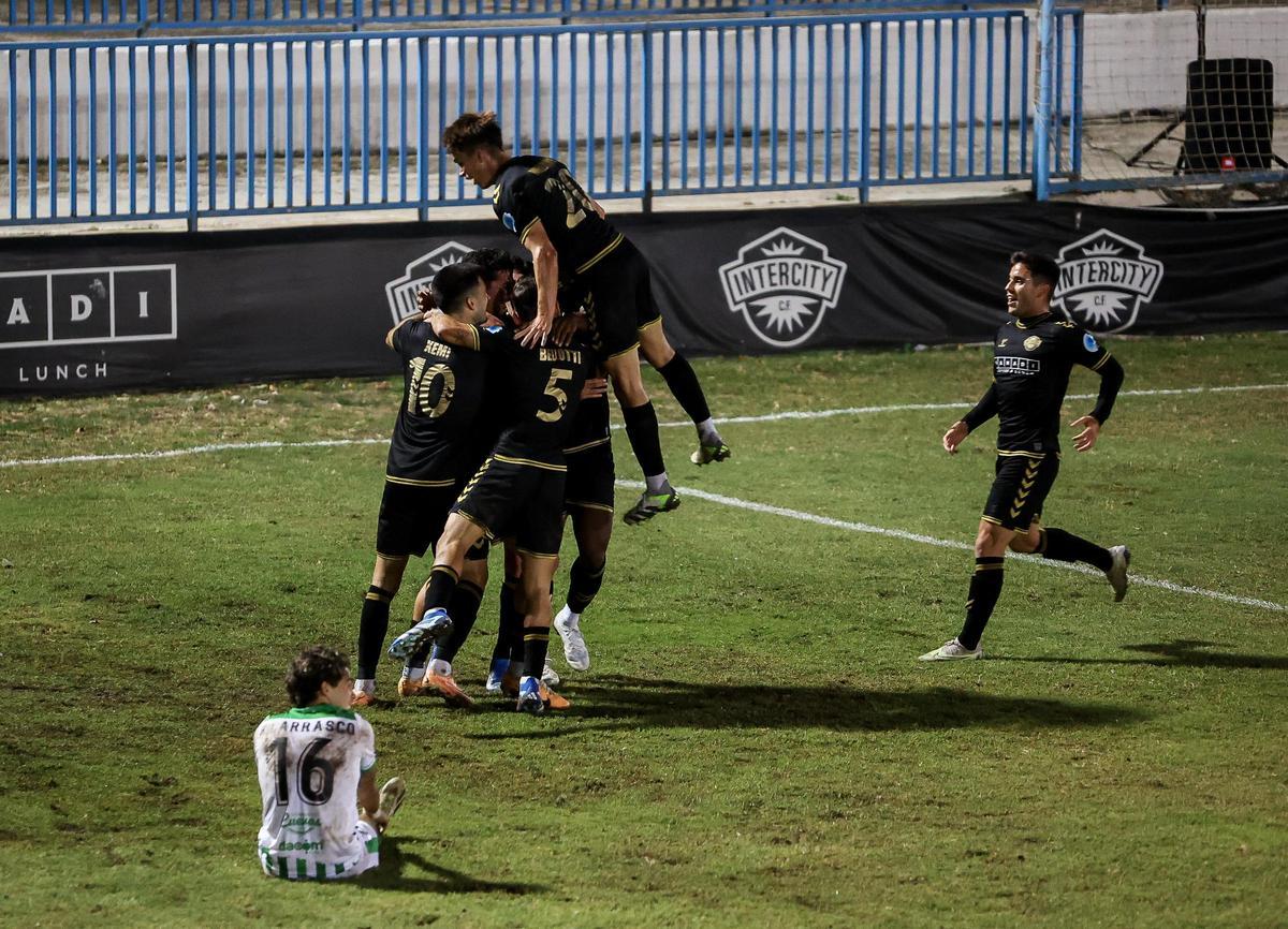 Los jugadores del Intercity celebran uno de los tantos al Atlético Sanluqueño en el Antonio Solana.