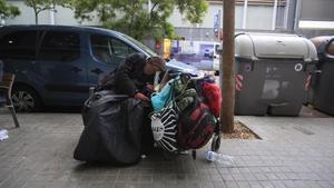 Una persona sin hogar, en la calle de Vilà i Vilà de Poble Sec.