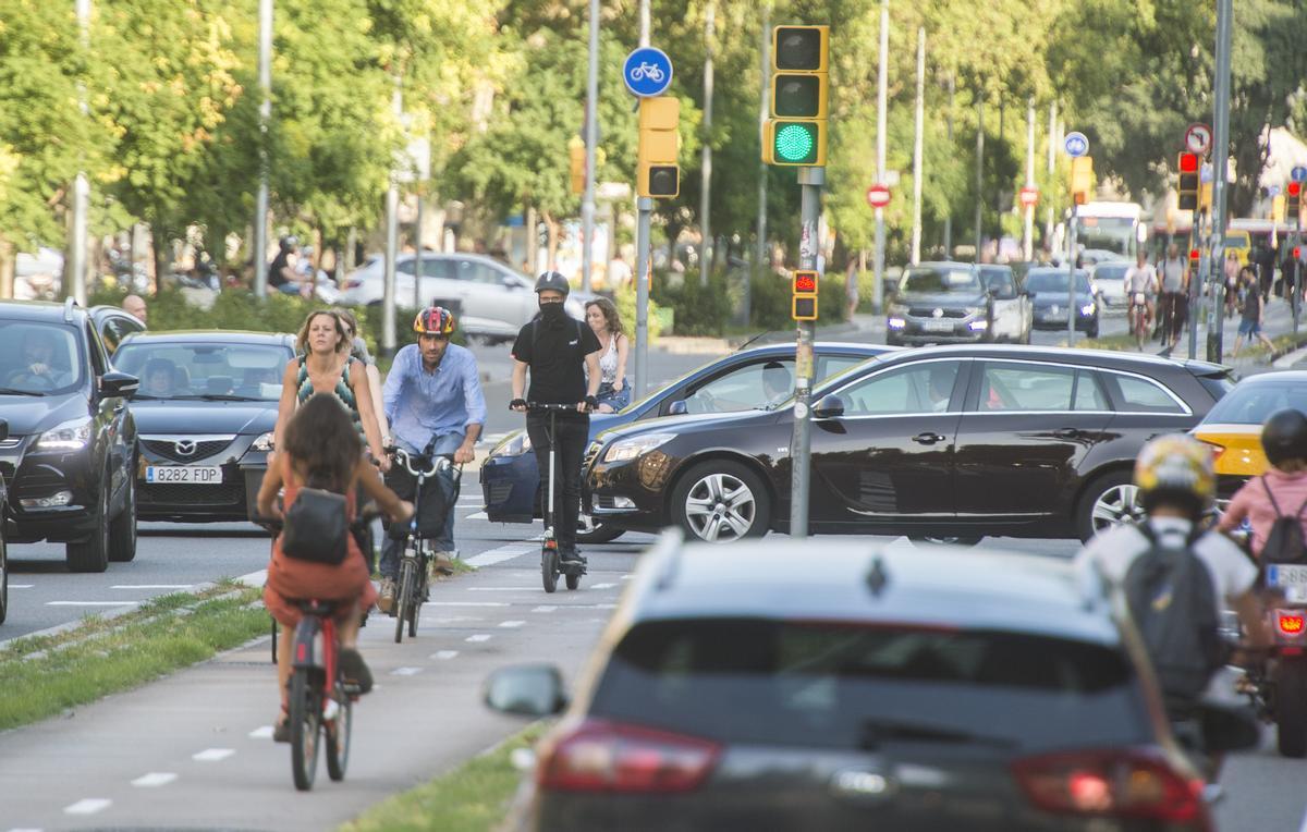 Ciclistas, coches y patinetes por el paseo de Sant Joan en Barcelona