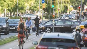 Ciclistas, coches y patinetes por el paseo de Sant Joan en Barcelona
