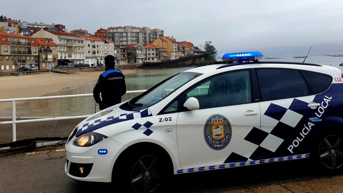 Policía Local en el puerto de Raxó