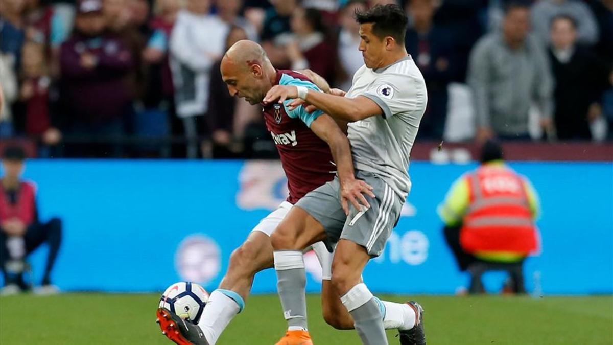 Alexis y Zabaleta pugnan por hacerse con el balón