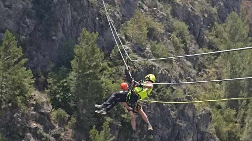 El bombero que ha podido acceder para liberar al hombre atrapado en la tirolina de la Falconera