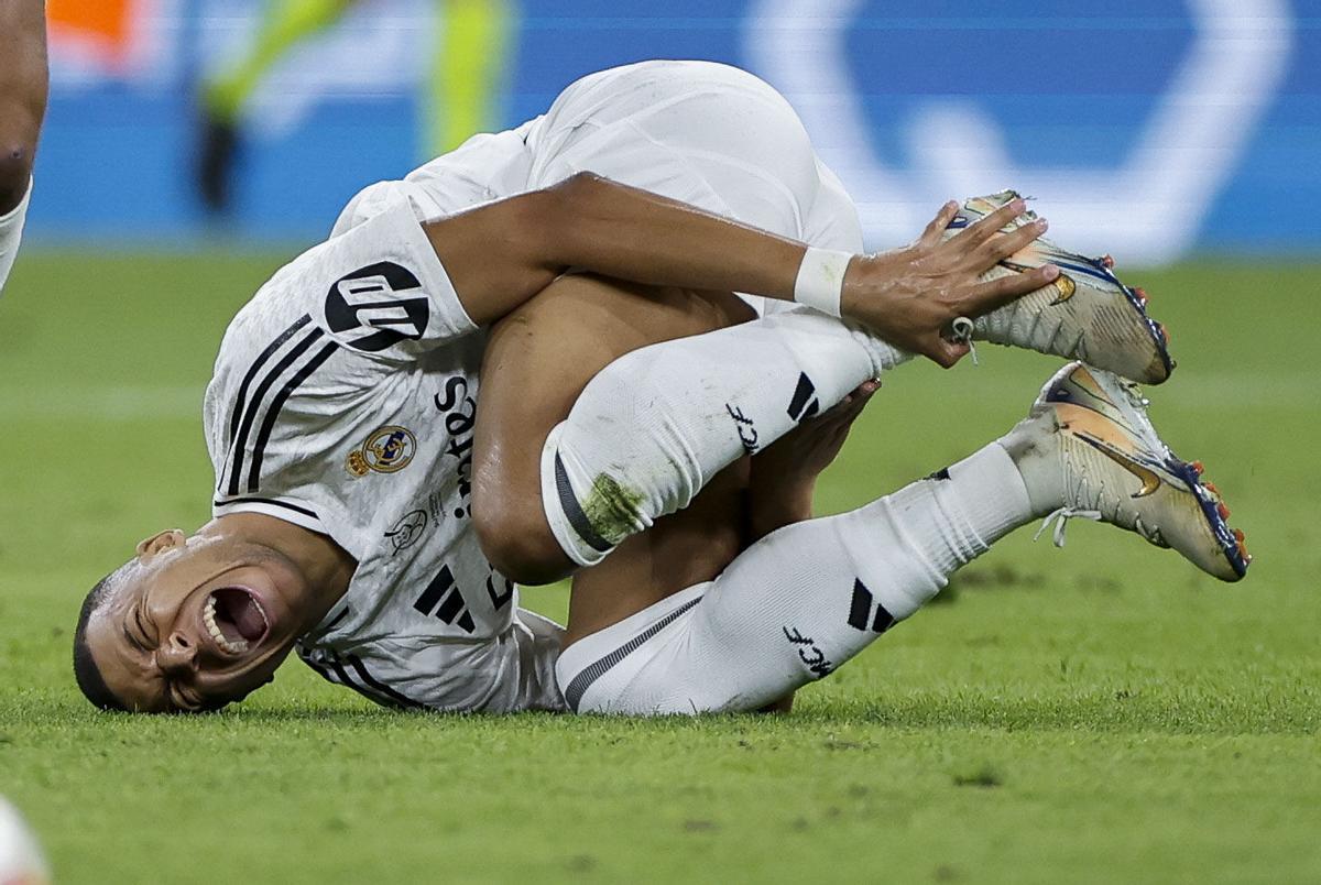 Mbappé, tras sufrir un aparatoso pisotón de Koundé en el Real Madrid - Barcelona de la Supercopa.
