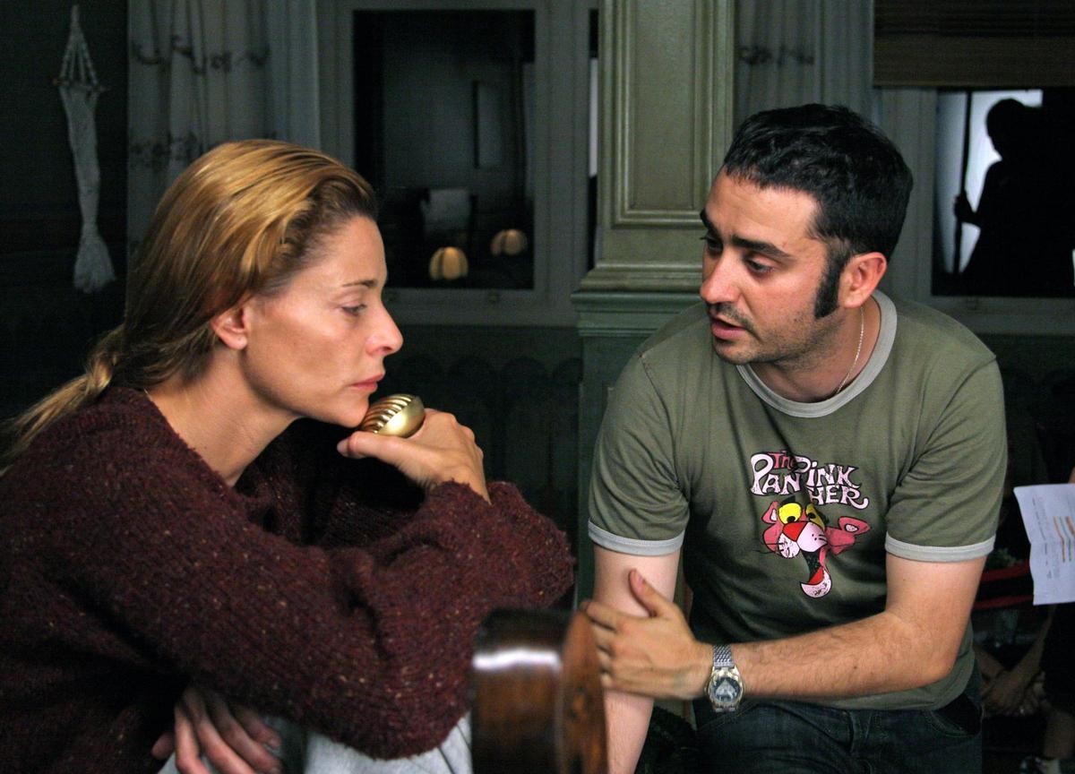 Bayona durante el rodaje de 'El orfanato' junto a Belén Rueda, en 2007.