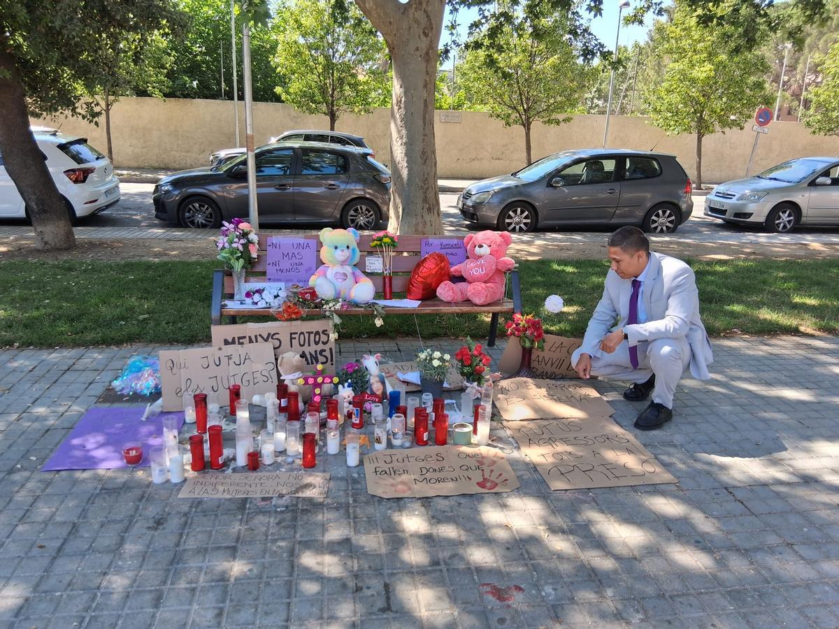 L’advocat de la família Duran García, Yrving Navarro, davant les flors a la plaça Tarradellas on va ser assassina Kimberli el dia 19 de maig.