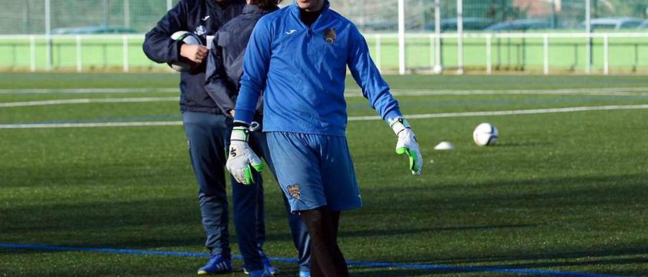 El guardameta del juvenil, Hugo, en el entrenamiento del primer equipo en Príncipe Felipe. // Rafa Vázquez