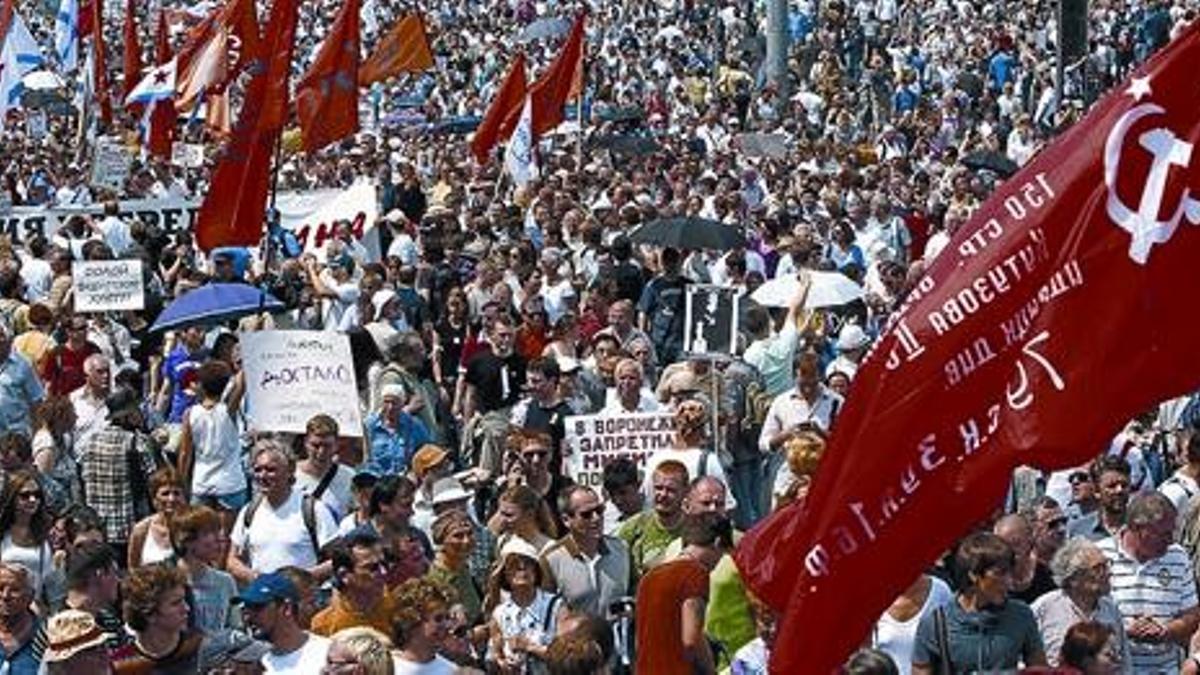 Un aspecto de la manifestación de ayer, en la que pudieron verse de nuevo banderas soviéticas.