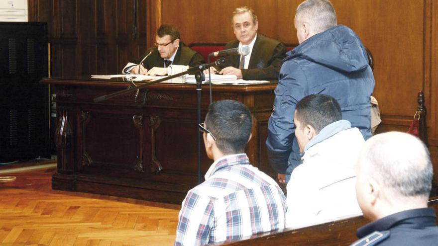 Los tres condenados durante el juicio en la Audiencia. // Rafa Vázquez