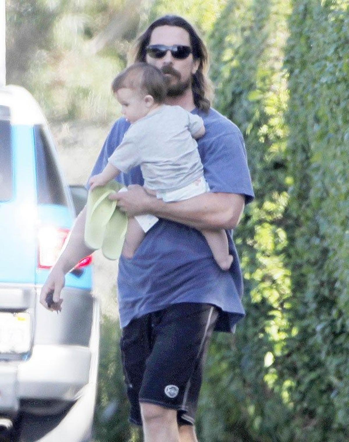 Christian Bale pasea con su hijo
