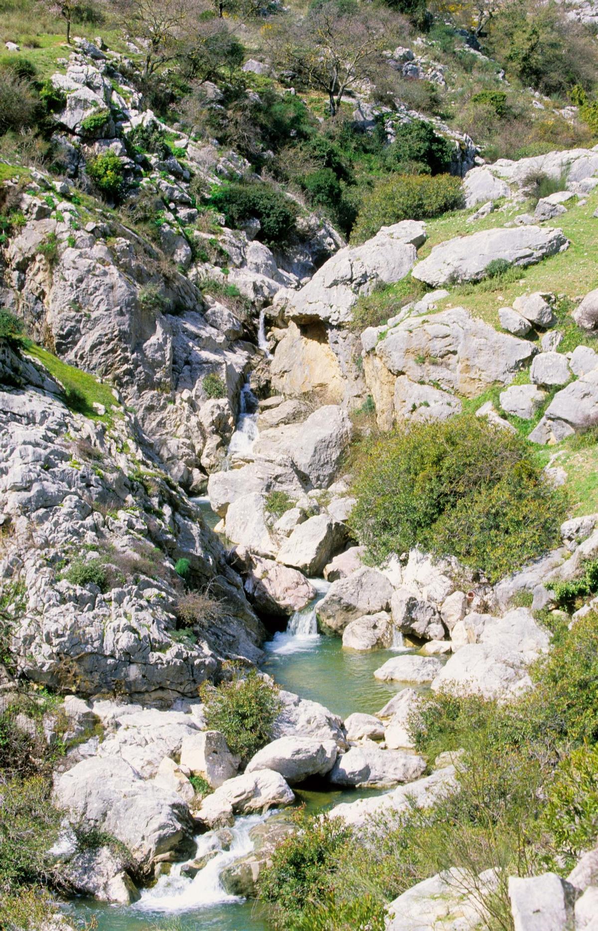 Pozas del río Sábar, en Alfarnatejo, las charcas que forman una de las piscinas naturales más hermosas de Málaga