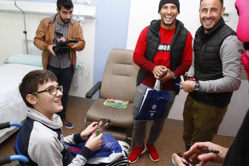 Los jugadores del Levante UD visitan el hospital