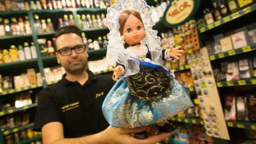 Muñeca vestida de novia alicantina en una tienda del centro de la ciudad.