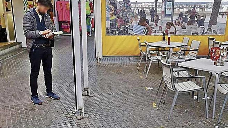 Un agente de la Patrulla Verde en un local de la Platja de Palma.