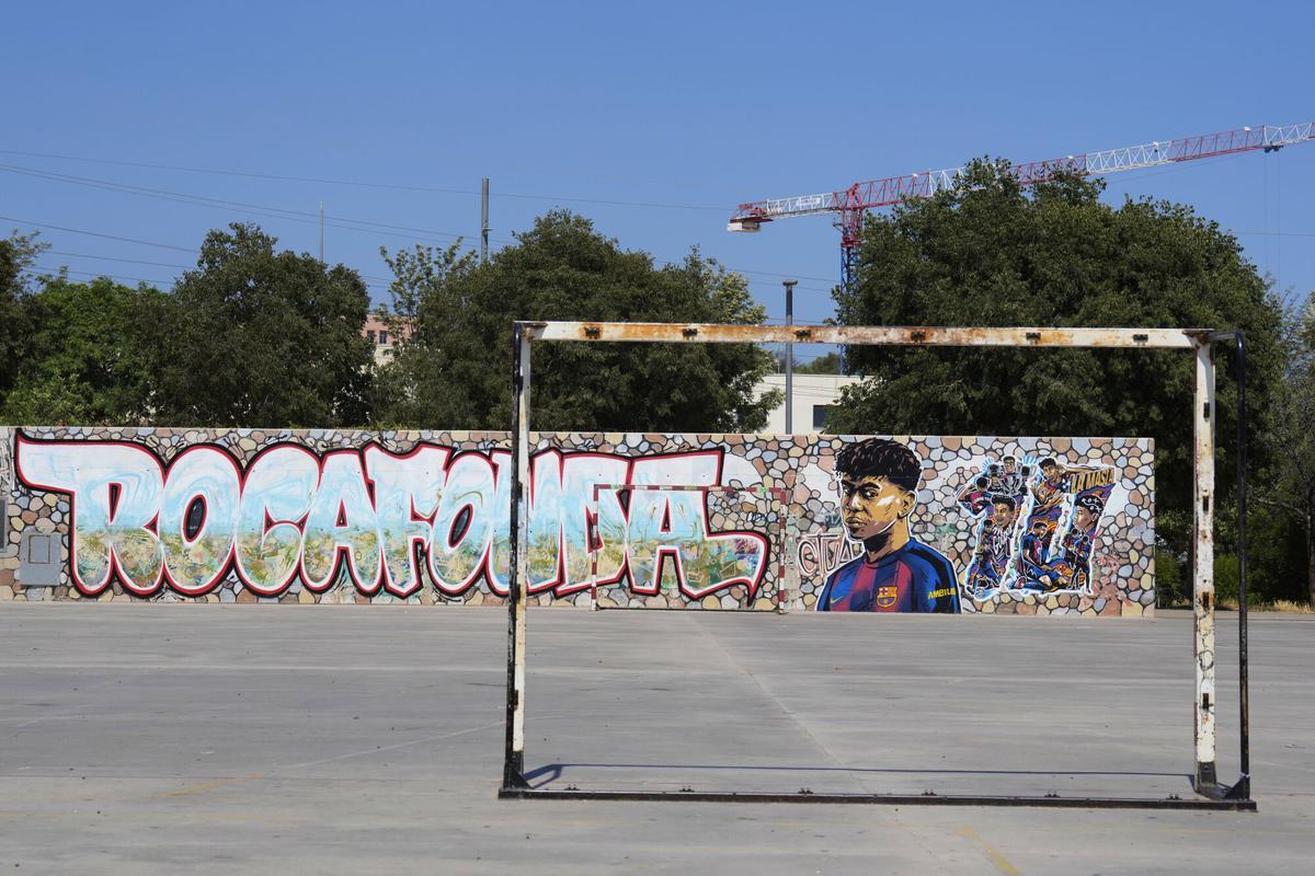 Un mural de Lamine Yamal decora una de las paredes del polideportivo municipal de Rocafonda (Mataró)