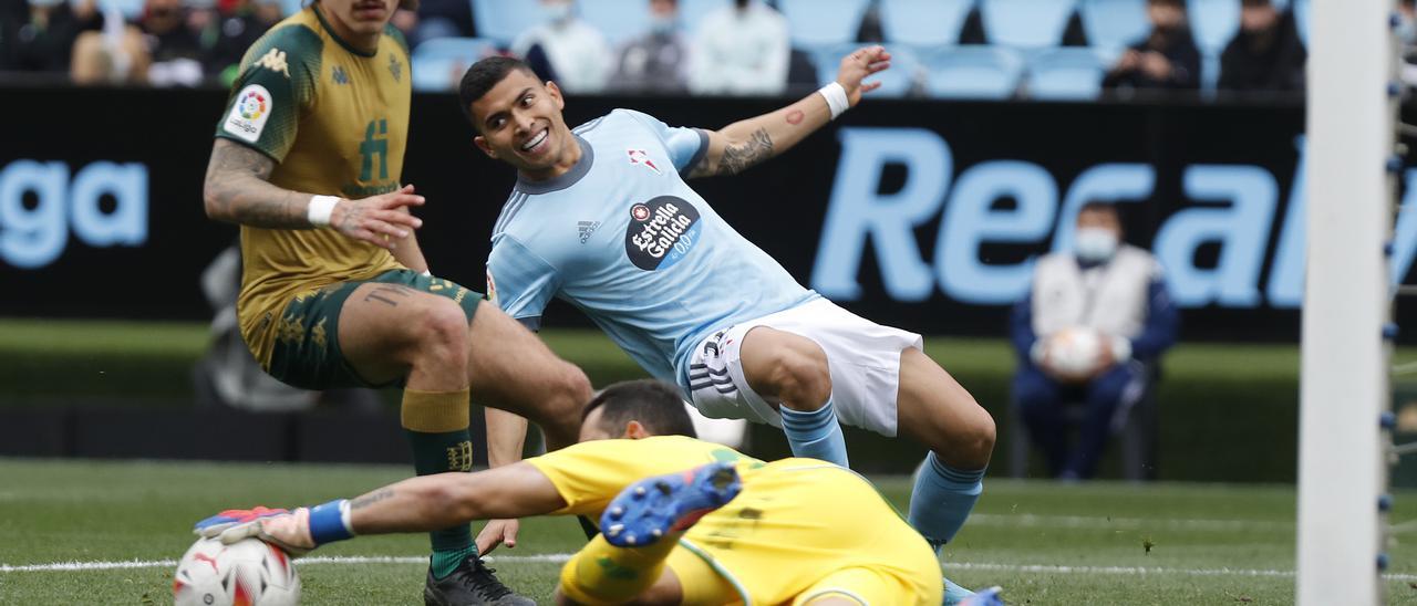 Orbelín trata de anotar durante el partido ante el Betis.