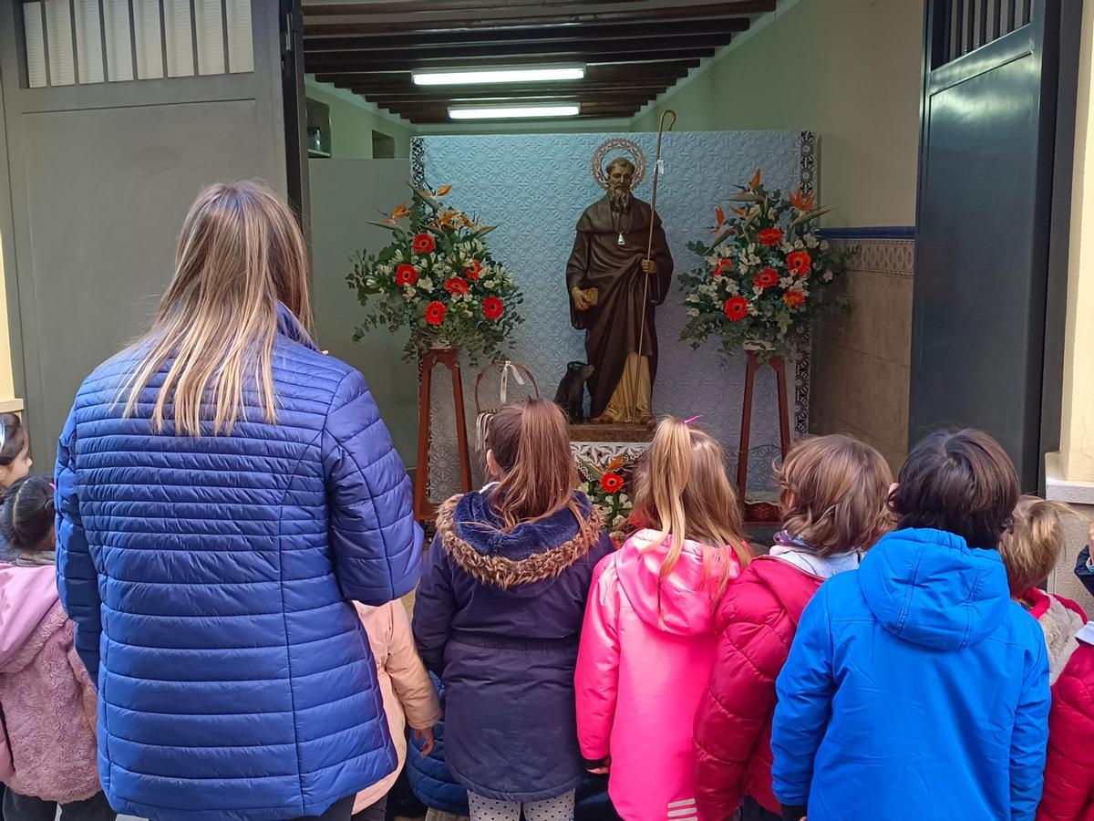 Visita a Sant Antoni por alumnos y alumnas de los colegios de Almassora.