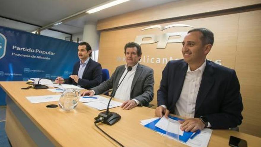 El presidente del PP, José Císcar, con César Sánchez y Eduardo Dolón, en una foto de archivo.