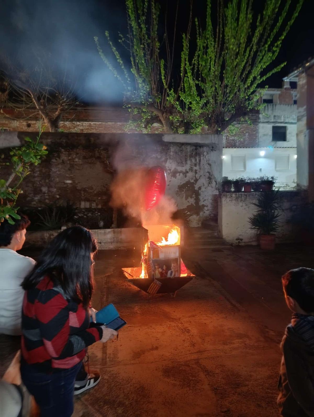 Cremà de la falla de Cáritas Santos Juanes de Xàtiva.