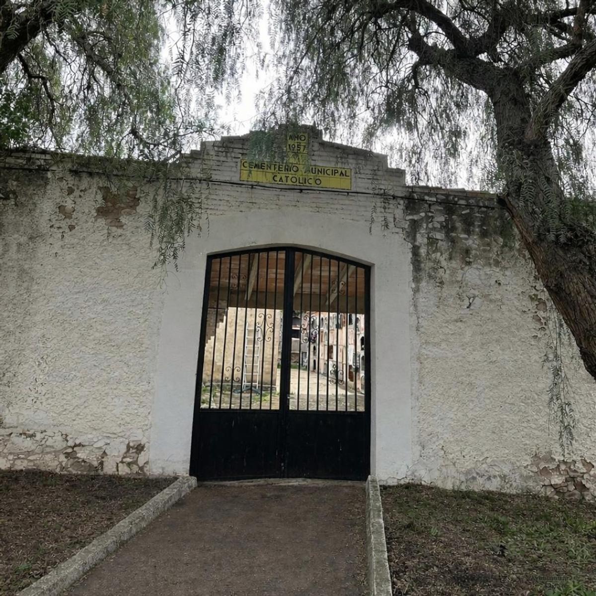 Fachada del cementerio viejo de Chóvar, que se encuentra sin servicio desde hace más de 27 años.