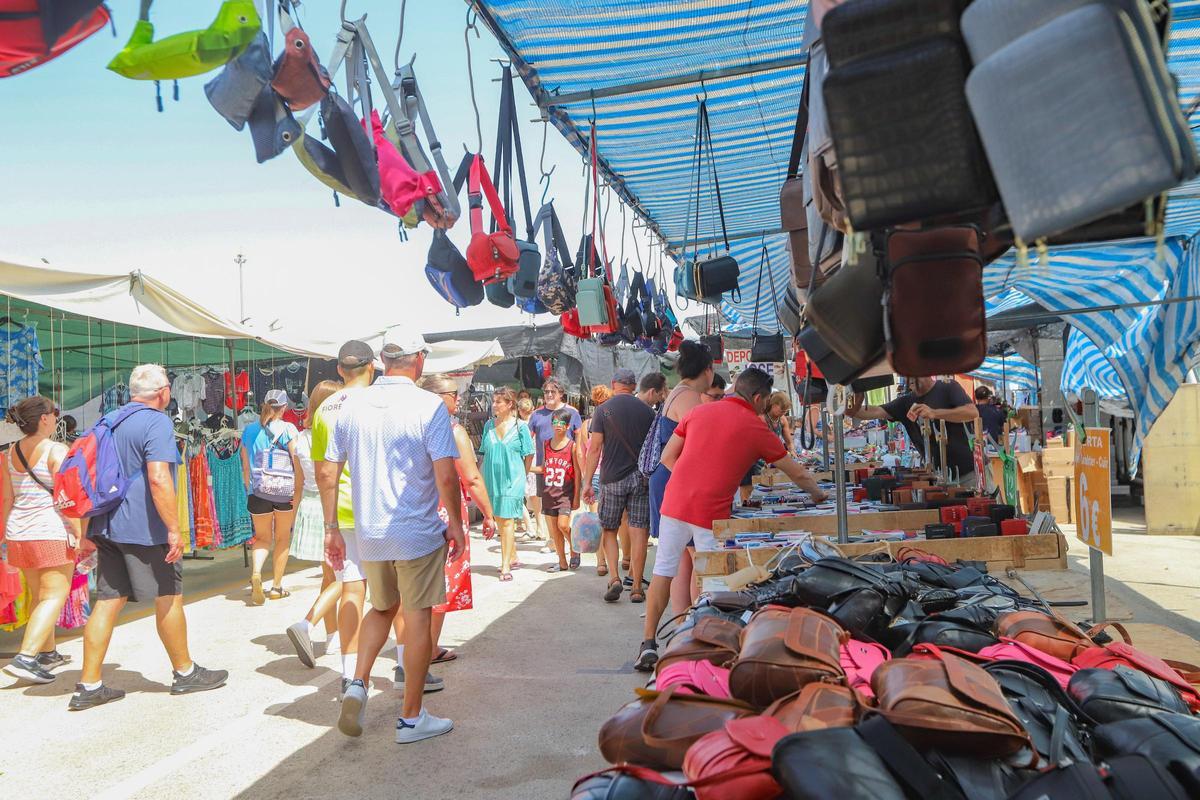 Mercado semanal de los viernes en Torrevieja, muy concurrido sobre todo el agosto