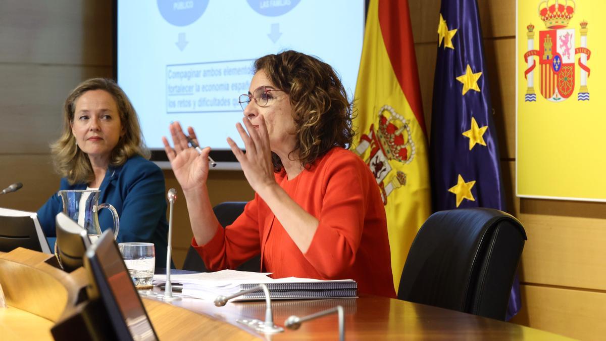 La vicepresidenta primera y ministra de Asuntos Económicos y Transformación Digital, Nadia Calviño, y la ministra de Hacienda, María Jesús Montero.