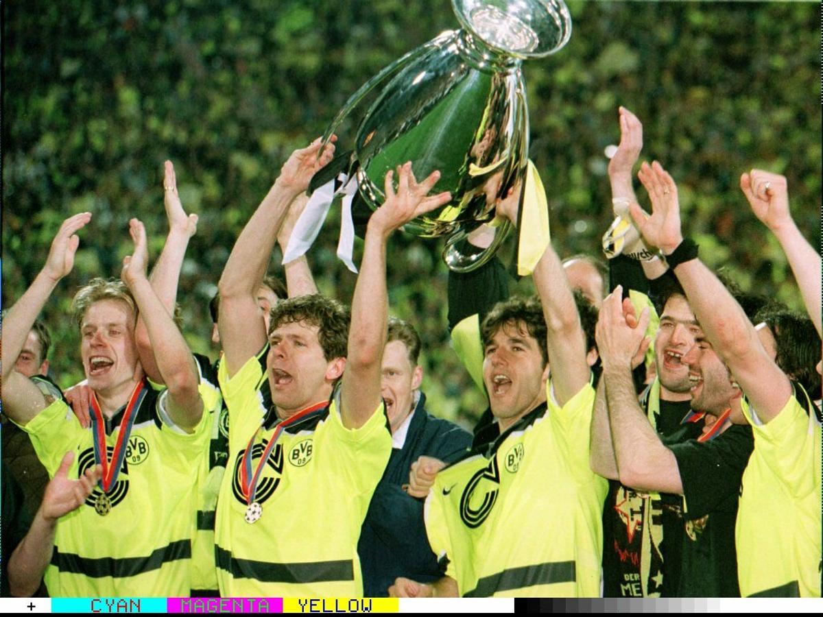 Los jugadores del Borussia Dortmund celebran la Champions de 1997.