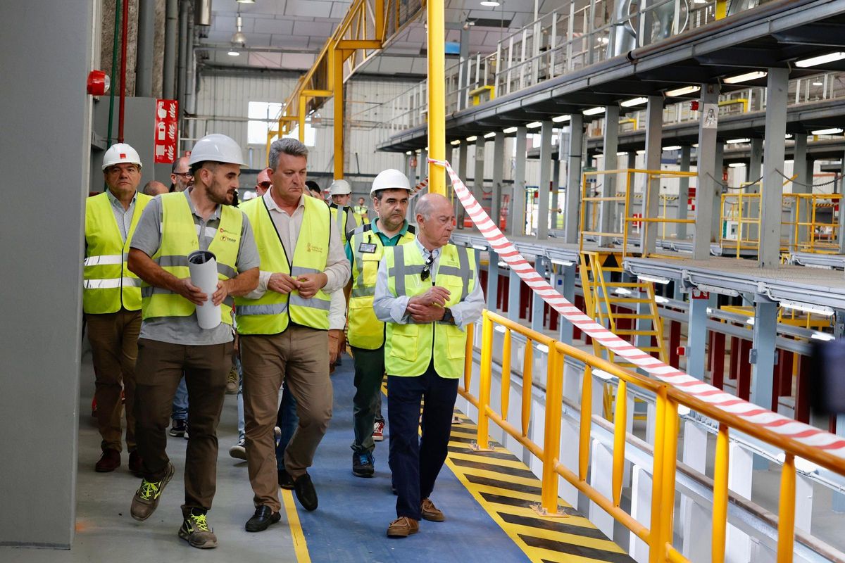 Martínez Mus visita la sobras de rehabilitación de los talleres de FGV.