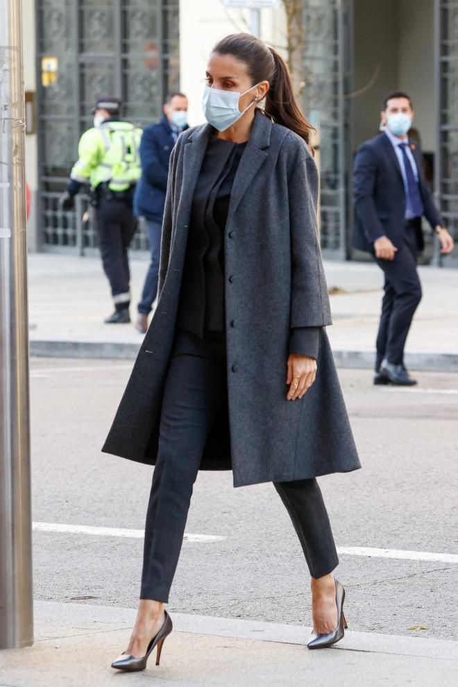 La reina Letizia con un look en tonos grises