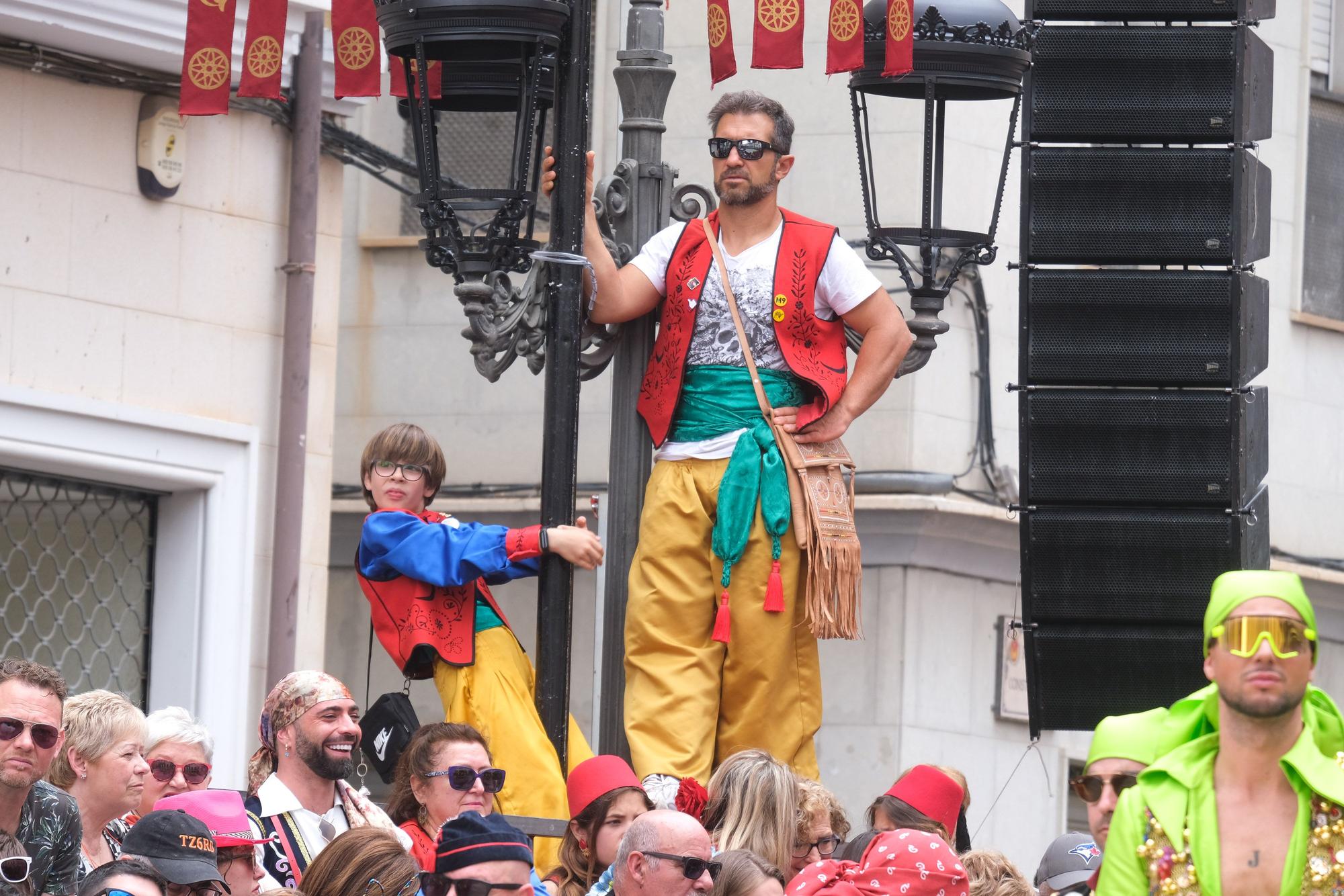 Los moros conquistan el castillo bajo la lluvia. Así ha sido la embajada mora de las fiestas de Elda