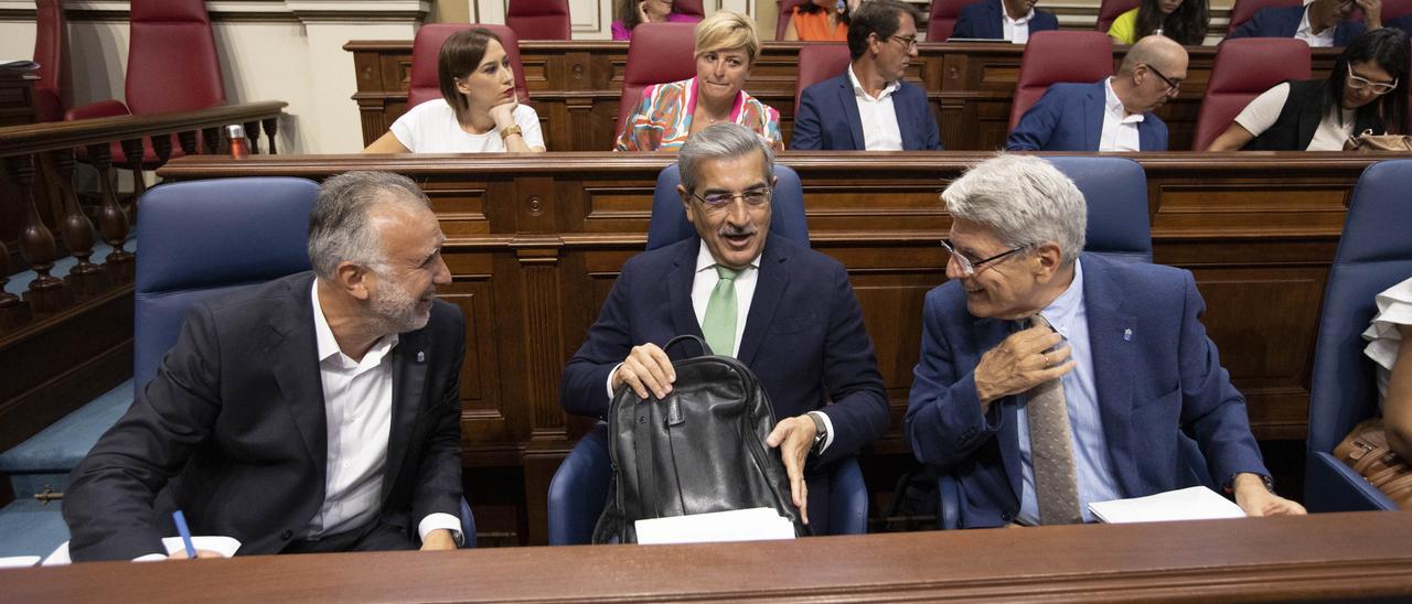 Ángel Víctor Torres, a la izquierda, Román Rodríguez y Julio Pérez en el pleno de hoy lunes.