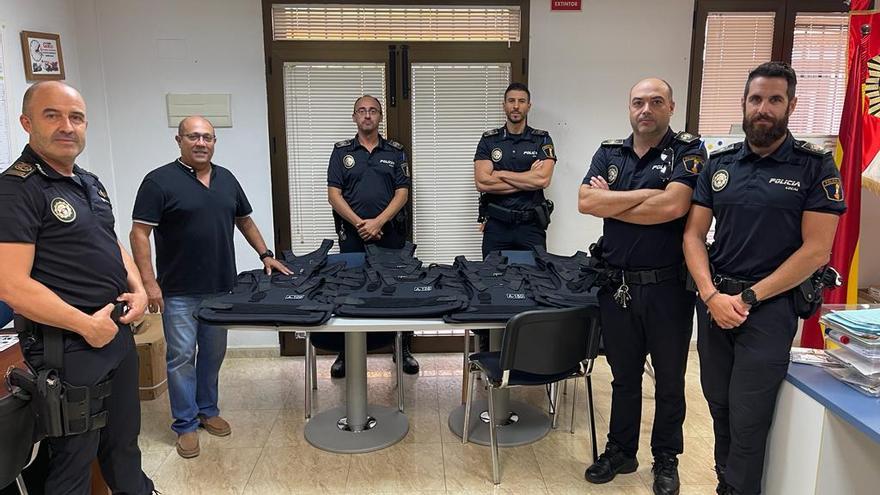 El Ayuntamiento de San Fulgencio dota de nuevos chalecos antibalas a los agentes de la Policía Local