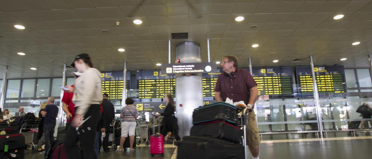 Un pasajero en el aeropuerto de Gran Canaria.