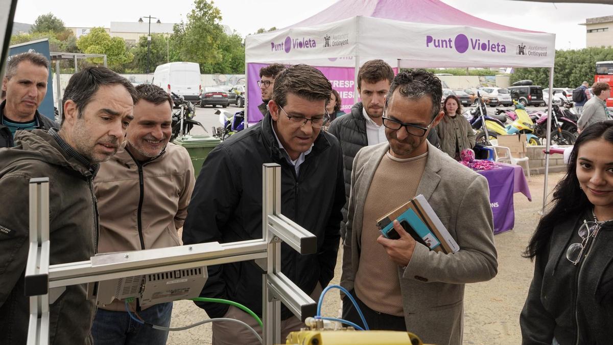 El alcalde Jorge Rodríguez visita la Feria del Estudiantado de Ontinyent