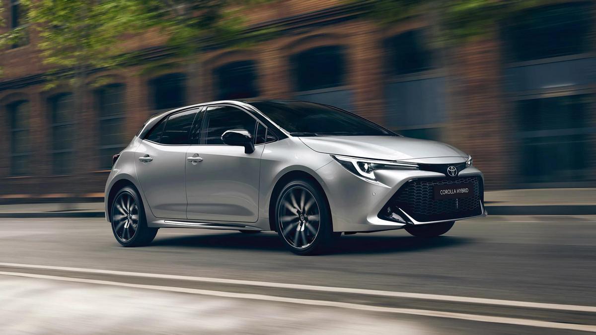 El Toyota Corolla es el séptimo coche más vendido en España durante el mes de octubre con 1.708 unidades matriculadas. El precio de partida del coche compacto de segmento C, que se ofrece en múltiples carrocerías, es desde 25.950 euros.