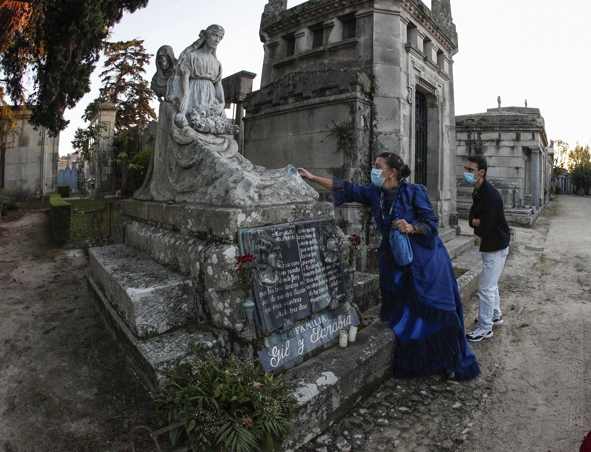 Los habitantes más ilustres del cementerio de Pereiró muestran sus 'aposentos'