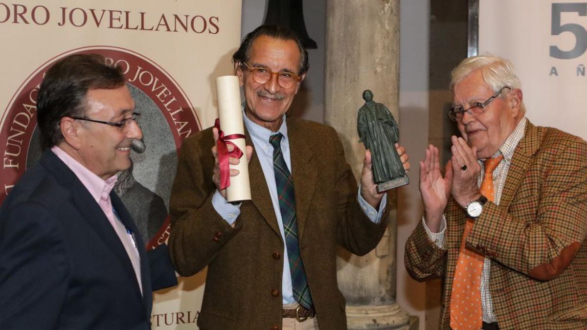 Por la izquierda, Orlando Moratinos, Joaquín Ocampo e Ignacio García-Arango Cienfuegos-Jovellanos, ayer, en la Casa Natal de Jovellanos, durante la entrega del premio. | Juan Plaza