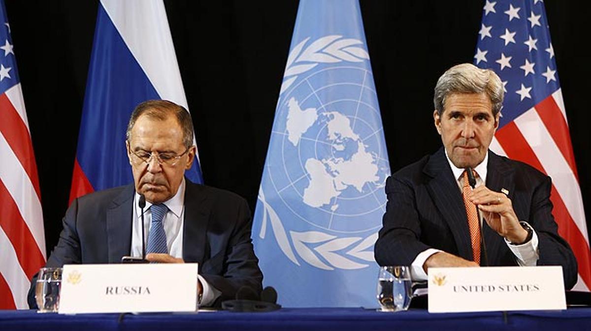 Estados Unidos y Rusia pactan un alto el fuego en Siria. En la imagen, Sergei Lavrov y John Kerry, jefes de la diplomacia de Rusia y EEUU, durante la rueda de prensa en la que han anunciado el pacto, este viernes en Múnich.